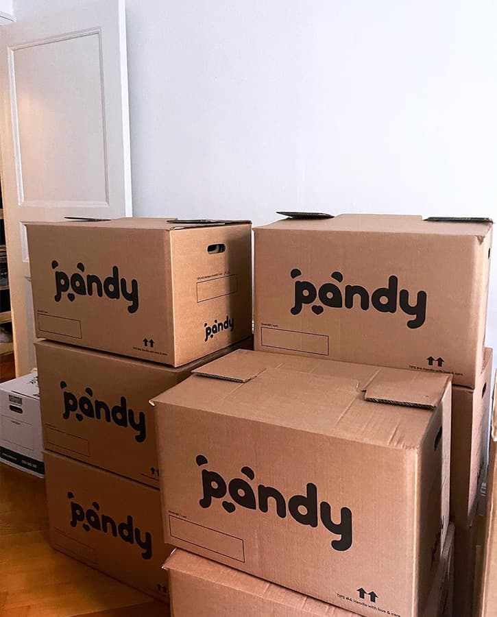 Pandys flyttlådor packade och staplade på varandra