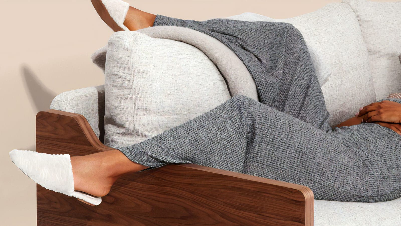 Person ligger i en vit soffa