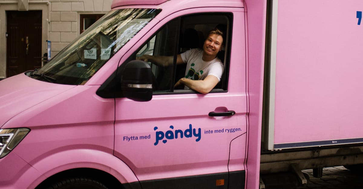 Pandys rosa flyttbil med föraren i hytten